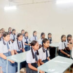 जिला शिक्षा अधिकारी ने छर्राटांगर पहुँच कर छात्राओं से किया संवाद