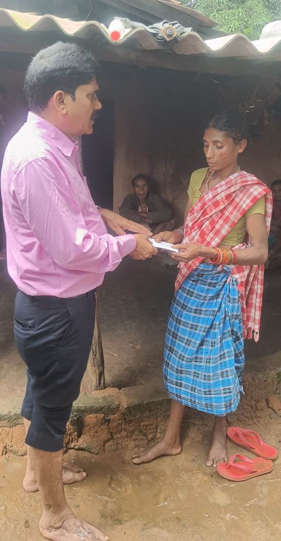 जगदलपुर : प्रशासन बना संकट की घड़ी का सहारा,आपदा में पति को खोने वाली चैती को मिली सहायता, चार लाख रुपये की राहत राशि से मिला संबल
