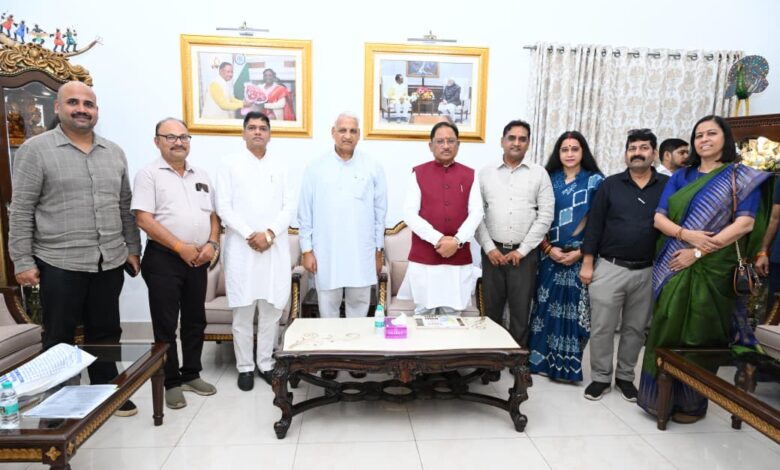 रायपुर : मुख्यमंत्री श्री विष्णुदेव साय से लघु उद्योग भारती के प्रतिनिधिमंडल ने की सौजन्य मुलाकात: 14वें इंडिया इंडस्ट्रियल फेयर की तैयारियों पर हुई चर्चा