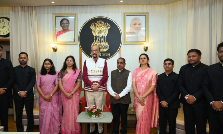 रायपुर : राज्यपाल से प्रशिक्षु डिप्टी कलेक्टरों ने की सौजन्य मुलाकात रायपुर : राज्यपाल से प्रशिक्षु डिप्टी कलेक्टरों ने की सौजन्य मुलाकात