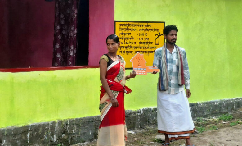 बंदूक छोड़ विकास की मुख्यधारा से जुड़े बण्डो राकेश, अब पक्के घर में संवार रहे अपना भविष्य बंदूक छोड़ विकास की मुख्यधारा से जुड़े बण्डो राकेश, अब पक्के घर में संवार रहे अपना भविष्य