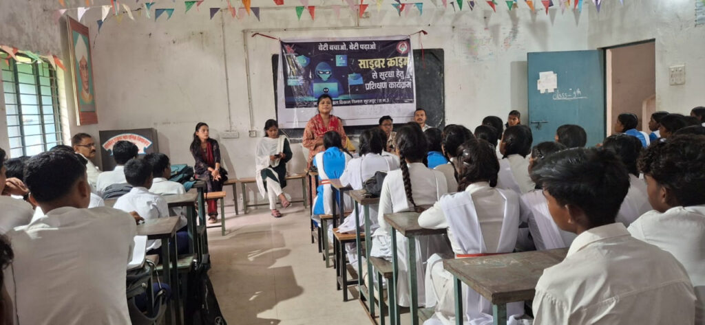 बेटी बचाओ-बेटी पढ़ाओ अभियान : गिरवरगंज में छात्राओं को आत्मरक्षा, साइबर सुरक्षा और महिला अधिकारों का मिला प्रशिक्षण