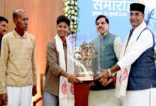 क्रांति ने अपनी प्रतिभा के दम पर दुनिया में बढ़ाया भारत का मान: मुख्यमंत्री डॉ. यादव हमारी बेटियां किसी से कम नहीं, क्रांति लेकर आईं हैं प्रदेश में खेल क्रांति लार्ड्स के प्रतिष्ठित टेस्ट ऑनर्स बोर्ड पर नाम दर्ज कराने वाली पहली महिला क्रिकेटर हैं सुश्री क्रांति गौड़ मुख्यमंत्री डॉ. यादव ने मप्र की स्टार क्रिकेटर सुश्री क्रांति गौड़ को दी 5 लाख रुपए सम्मान राशि मुख्यमंत्री निवास में हुआ क्रिकेटर सुश्री क्रांति का भव्य सम्मान समारोह