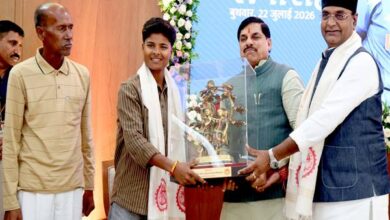 क्रांति ने अपनी प्रतिभा के दम पर दुनिया में बढ़ाया भारत का मान: मुख्यमंत्री डॉ. यादव हमारी बेटियां किसी से कम नहीं, क्रांति लेकर आईं हैं प्रदेश में खेल क्रांति लार्ड्स के प्रतिष्ठित टेस्ट ऑनर्स बोर्ड पर नाम दर्ज कराने वाली पहली महिला क्रिकेटर हैं सुश्री क्रांति गौड़ मुख्यमंत्री डॉ. यादव ने मप्र की स्टार क्रिकेटर सुश्री क्रांति गौड़ को दी 5 लाख रुपए सम्मान राशि मुख्यमंत्री निवास में हुआ क्रिकेटर सुश्री क्रांति का भव्य सम्मान समारोह