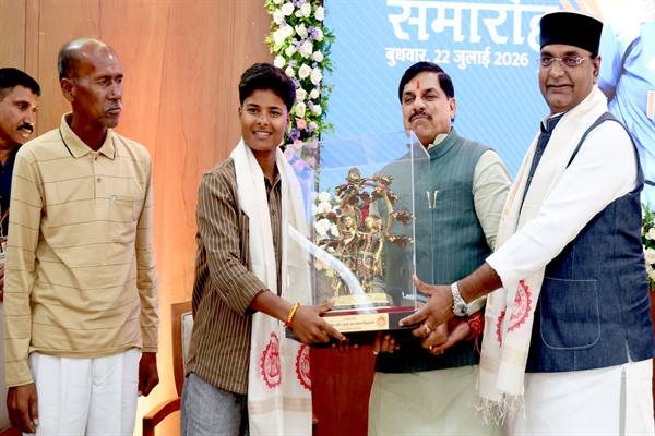 क्रांति ने अपनी प्रतिभा के दम पर दुनिया में बढ़ाया भारत का मान: मुख्यमंत्री डॉ. यादव हमारी बेटियां किसी से कम नहीं, क्रांति लेकर आईं हैं प्रदेश में खेल क्रांति लार्ड्स के प्रतिष्ठित टेस्ट ऑनर्स बोर्ड पर नाम दर्ज कराने वाली पहली महिला क्रिकेटर हैं सुश्री क्रांति गौड़ मुख्यमंत्री डॉ. यादव ने मप्र की स्टार क्रिकेटर सुश्री क्रांति गौड़ को दी 5 लाख रुपए सम्मान राशि मुख्यमंत्री निवास में हुआ क्रिकेटर सुश्री क्रांति का भव्य सम्मान समारोह