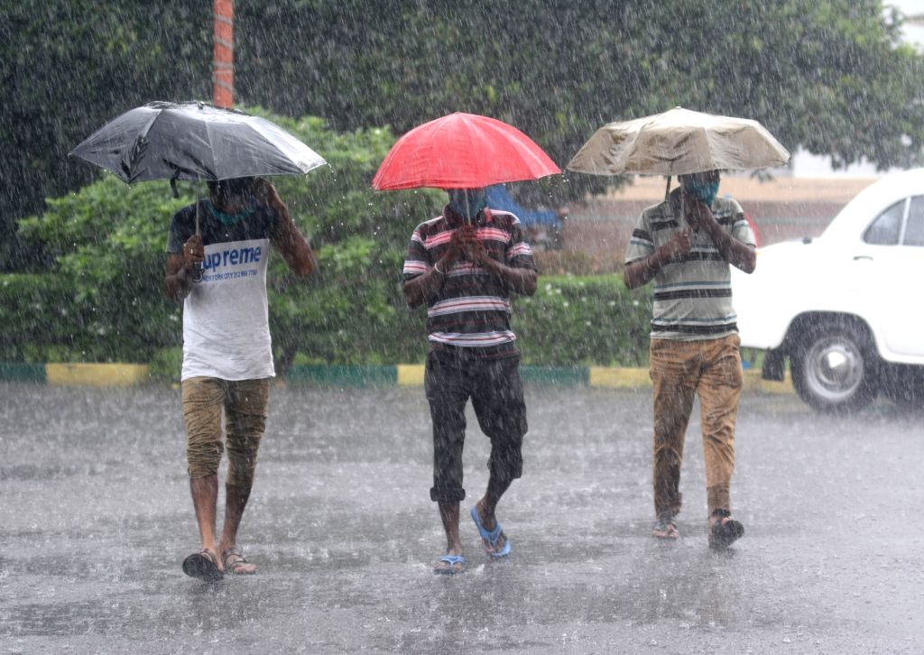 रायपुर में झमाझम बारिश से मौसम हुआ सुहाना,गर्मी और उमस से मिली राहत, लोगों ने लिया खुशनुमा मौसम का आनंद