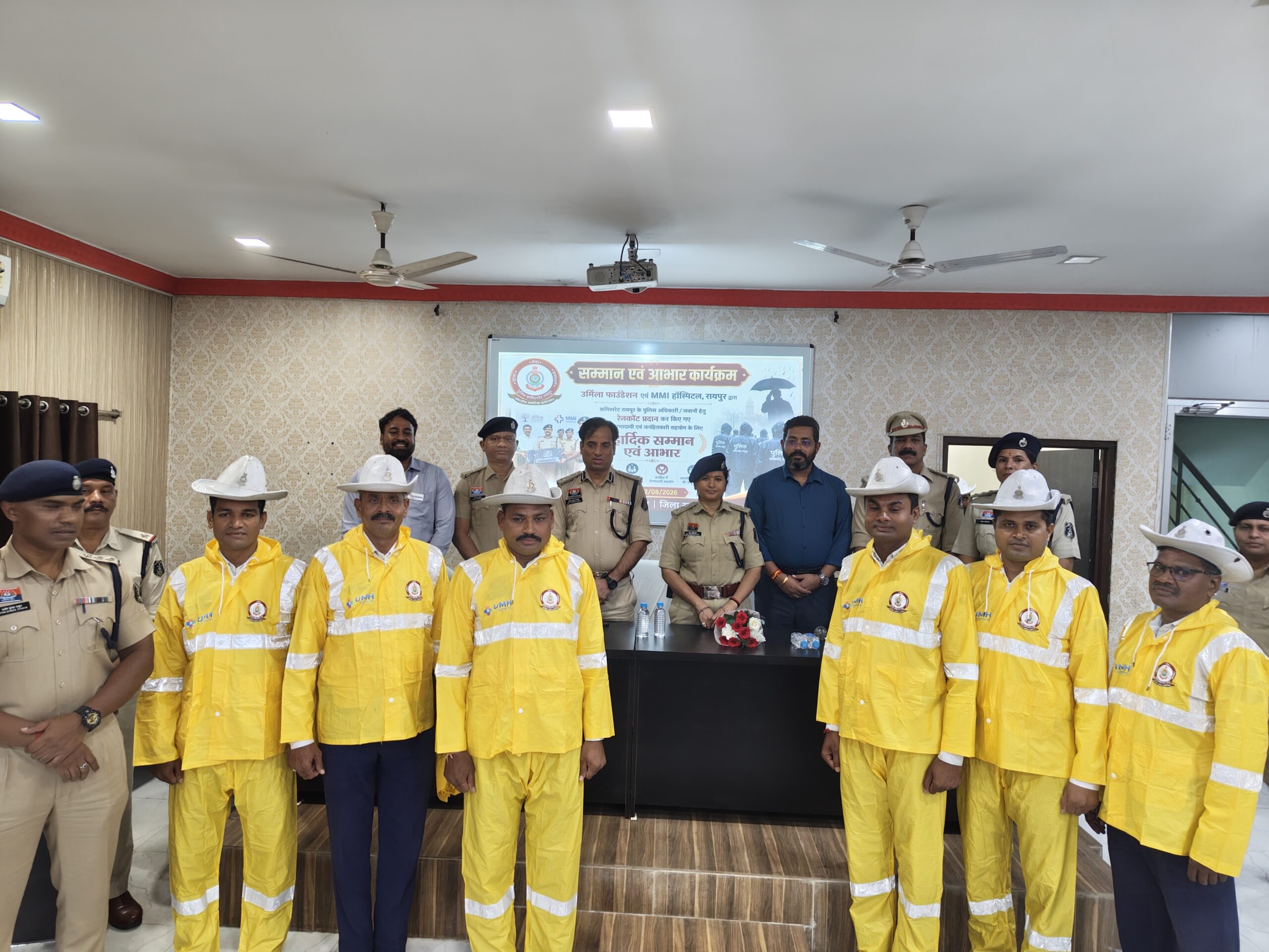 यातायात पुलिस जवानों को वितरित किए गए रेनकोट