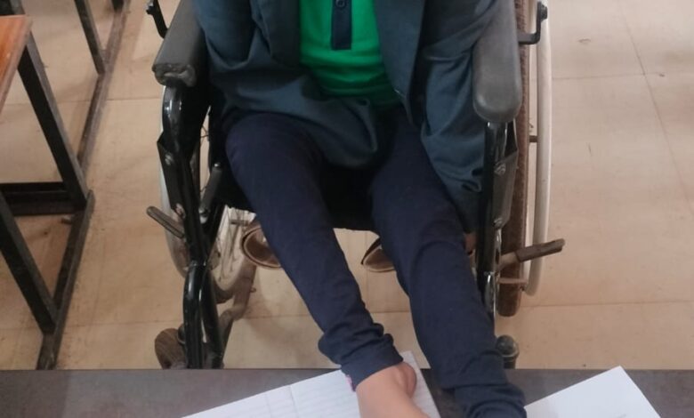 हौसले की उड़ान-हाथों से दिव्यांग राखी ने पैरों से लिखकर 10वीं में हासिल किए 73.6 प्रतिशत अंक हौसले की उड़ान-हाथों से दिव्यांग राखी ने पैरों से लिखकर 10वीं में हासिल किए 73.6 प्रतिशत अंक