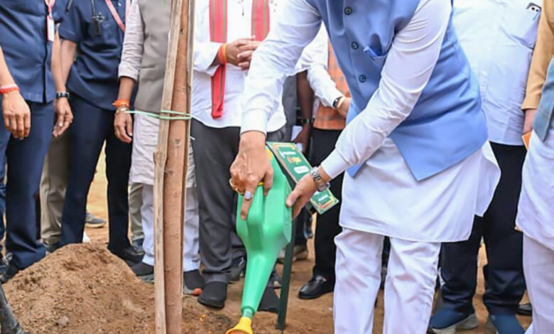 रायपुर : मुख्यमंत्री श्री विष्णुदेव साय ने अपनी माँ के नाम पर लगाया पीपल का पौधा, वन महोत्सव-2026 का हुआ शुभारंभ रायपुर : मुख्यमंत्री श्री विष्णुदेव साय ने अपनी माँ के नाम पर लगाया पीपल का पौधा, वन महोत्सव-2026 का हुआ शुभारंभ