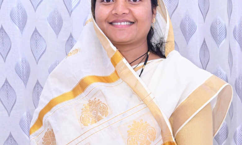 बिश्रामपुर में दिल्ली जाने वाली ट्रेन के ठहराव के लिए मंत्री श्रीमती लक्ष्मी राजवाड़े ने रेलवे अधिकारियों से की चर्चा