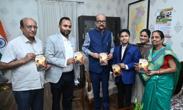 राज्यपाल श्री डेका ने 12 वर्षीय छात्र मास्टर दिव्यांश की पुस्तक ‘थॉट्स अबाउट गॉड‘ का किया विमोचन राज्यपाल श्री डेका ने 12 वर्षीय छात्र मास्टर दिव्यांश की पुस्तक ‘थॉट्स अबाउट गॉड‘ का किया विमोचन
