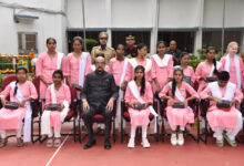 रायपुर : राज्यपाल ने स्वतंत्रता दिवस पर नेत्रहीन छात्राओं को स्मार्ट स्टिक प्रदान किया
