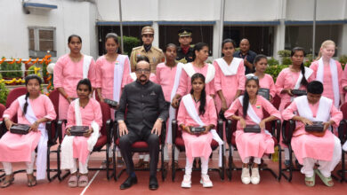 रायपुर : राज्यपाल ने स्वतंत्रता दिवस पर नेत्रहीन छात्राओं को स्मार्ट स्टिक प्रदान किया रायपुर : राज्यपाल ने स्वतंत्रता दिवस पर नेत्रहीन छात्राओं को स्मार्ट स्टिक प्रदान किया
