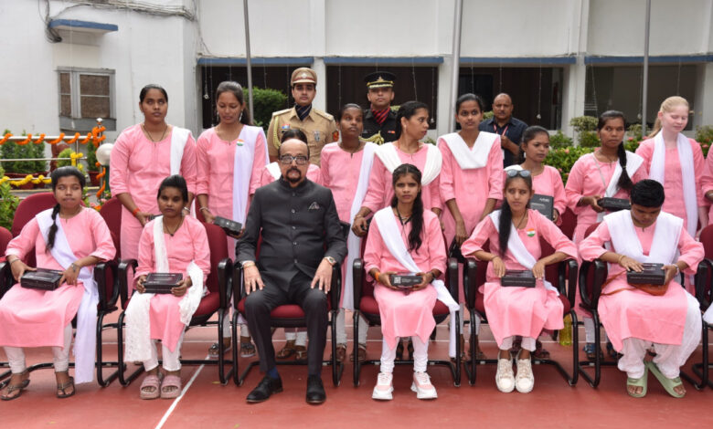 रायपुर : राज्यपाल ने स्वतंत्रता दिवस पर नेत्रहीन छात्राओं को स्मार्ट स्टिक प्रदान किया
