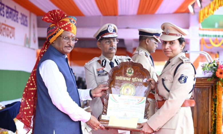 रायपुर : मुख्यमंत्री श्री विष्णु देव साय के करकमलों से उत्कृष्ट सेवा के लिए सम्मानित हुए पुलिस एवं नगर सेना के अधिकारी-कर्मचारी