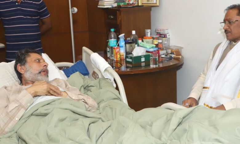 स्वास्थ्य लाभ ले रहे जगदलपुर विधायक श्री किरण सिंह देव से मिले मुख्यमंत्री श्री विष्णुदेव साय स्वास्थ्य लाभ ले रहे जगदलपुर विधायक श्री किरण सिंह देव से मिले मुख्यमंत्री श्री विष्णुदेव साय