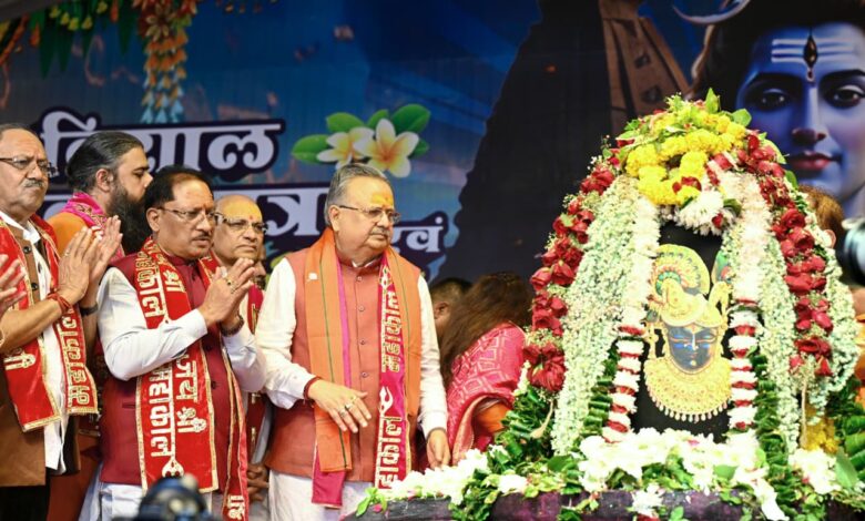 मुख्यमंत्री श्री विष्णु देव साय ने भगवान शिव का रुद्राभिषेक कर प्रदेशवासियों के सुख-समृद्धि और खुशहाली की कामना की मुख्यमंत्री श्री विष्णु देव साय ने भगवान शिव का रुद्राभिषेक कर प्रदेशवासियों के सुख-समृद्धि और खुशहाली की कामना की