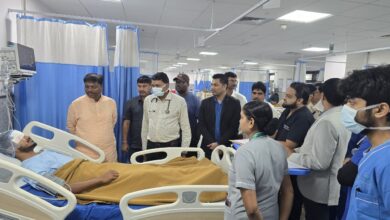 घायल जवानों से मिले वन मंत्री श्री केदार कश्यप, बेहतर उपचार के दिए निर्देश घायल जवानों से मिले वन मंत्री श्री केदार कश्यप, बेहतर उपचार के दिए निर्देश