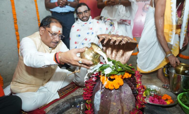 मुख्यमंत्री श्री विष्णुदेव साय ने बाबा कर्मेश्वर का किया रुद्राभिषेक मुख्यमंत्री श्री विष्णुदेव साय ने बाबा कर्मेश्वर का किया रुद्राभिषेक