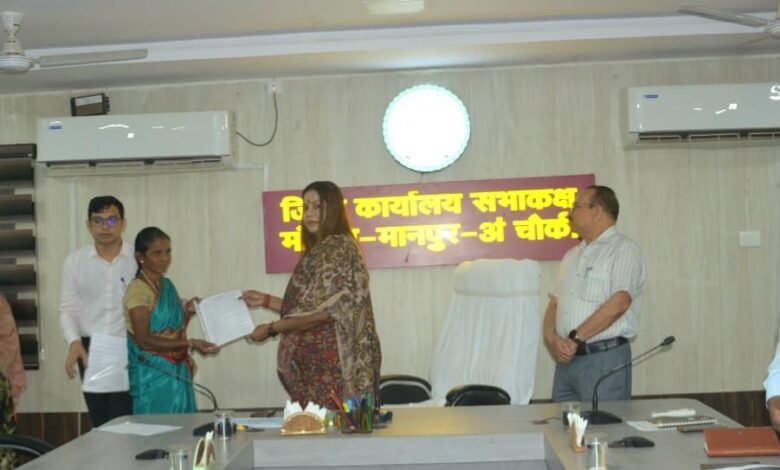 नक्सल पीड़ित 5 परिवारों के सदस्यों को मिली शासकीय सेवा नक्सल पीड़ित 5 परिवारों के सदस्यों को मिली शासकीय सेवा