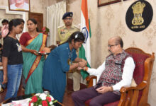 रायपुर : राज्यपाल श्री रमेन डेका को रक्षाबंधन के अवसर पर ब्रह्मकुमारी बहनों, एसओएस चिल्ड्रेन्स विलेजेस इंडिया, स्काउट एवं गाइड से जुड़े विद्यार्थियों ने बांधी राखी