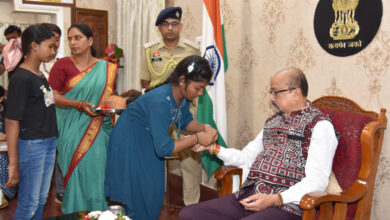 रायपुर : राज्यपाल श्री रमेन डेका को रक्षाबंधन के अवसर पर ब्रह्मकुमारी बहनों, एसओएस चिल्ड्रेन्स विलेजेस इंडिया, स्काउट एवं गाइड से जुड़े विद्यार्थियों ने बांधी राखी