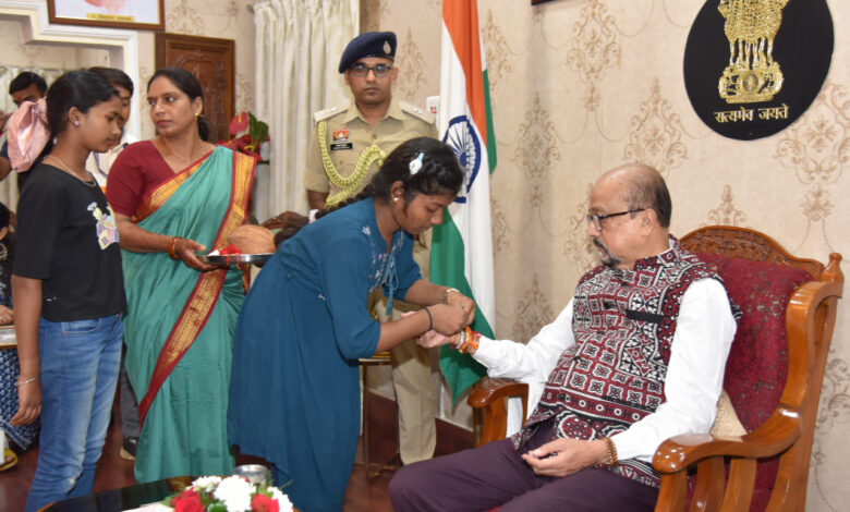 रायपुर : राज्यपाल श्री रमेन डेका को रक्षाबंधन के अवसर पर ब्रह्मकुमारी बहनों, एसओएस चिल्ड्रेन्स विलेजेस इंडिया, स्काउट एवं गाइड से जुड़े विद्यार्थियों ने बांधी राखी