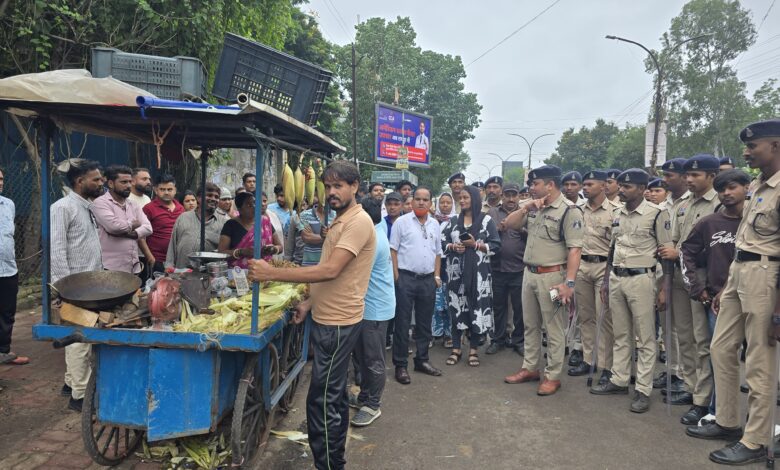 रायपुर में एम्स के सामने अतिक्रमण पर बड़ी कार्रवाई रायपुर में एम्स के सामने अतिक्रमण पर बड़ी कार्रवाई
