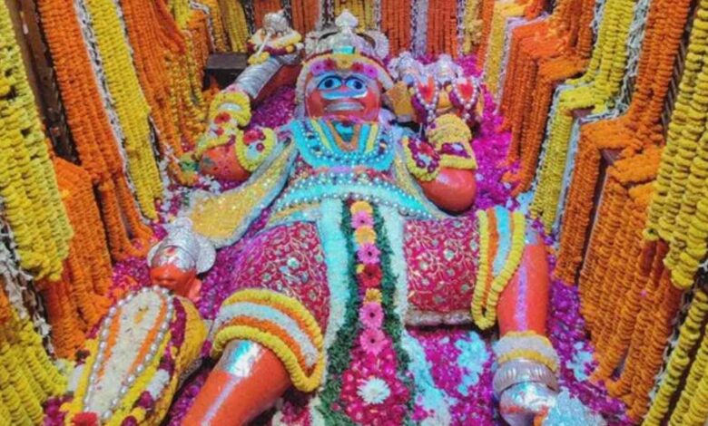 प्रयागराज में गंगा का बढ़ा जलस्तर, बड़े हनुमान मंदिर के गर्भगृह में पहुंचा पानी प्रयागराज में गंगा का बढ़ा जलस्तर, बड़े हनुमान मंदिर के गर्भगृह में पहुंचा पानी