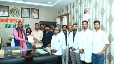 स्वास्थ्य मंत्री श्री श्याम बिहारी जायसवाल से मिले इंटर्न डॉक्टर, आंदोलन स्थगित करने का लिया निर्णय स्वास्थ्य मंत्री श्री श्याम बिहारी जायसवाल से मिले इंटर्न डॉक्टर, आंदोलन स्थगित करने का लिया निर्णय