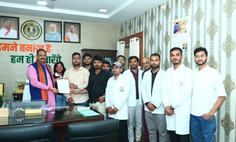 स्वास्थ्य मंत्री श्री श्याम बिहारी जायसवाल से मिले इंटर्न डॉक्टर, आंदोलन स्थगित करने का लिया निर्णय स्वास्थ्य मंत्री श्री श्याम बिहारी जायसवाल से मिले इंटर्न डॉक्टर, आंदोलन स्थगित करने का लिया निर्णय