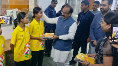 महासमुंद : खेलों इंडिया तीरंदाजी सेंटर के खिलाड़ियों को उप मुख्यमंत्री एवं खेल मंत्री श्री अरुण साव ने कीट वितरण कर बधाई दी