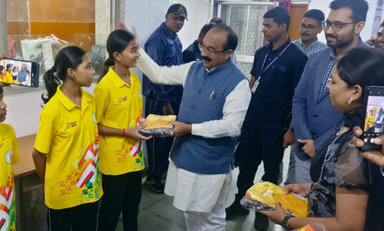 महासमुंद : खेलों इंडिया तीरंदाजी सेंटर के खिलाड़ियों को उप मुख्यमंत्री एवं खेल मंत्री श्री अरुण साव ने कीट वितरण कर बधाई दी