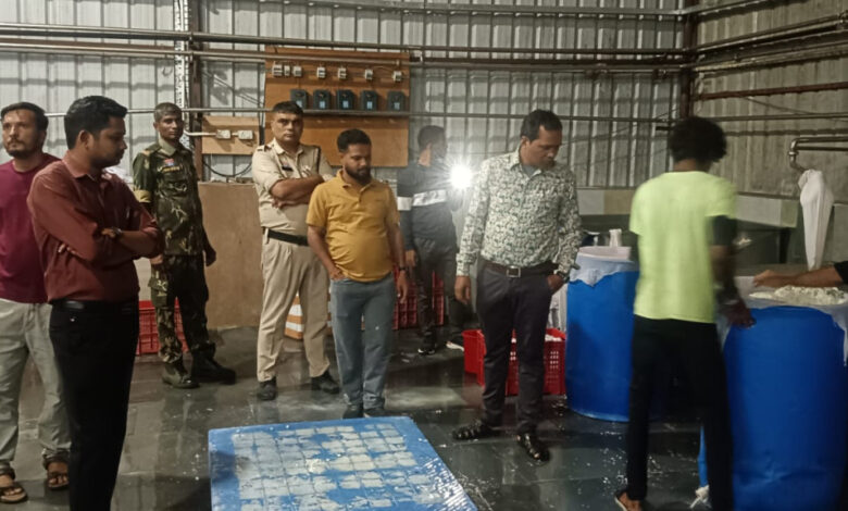 रात 12 बजे वैद्य फूड में राजस्व, खाद्य औषधि एवं पुलिस की संयुक्त टीम की दबिश, 200 किलो पनीर जब्त रात 12 बजे वैद्य फूड में राजस्व, खाद्य औषधि एवं पुलिस की संयुक्त टीम की दबिश, 200 किलो पनीर जब्त