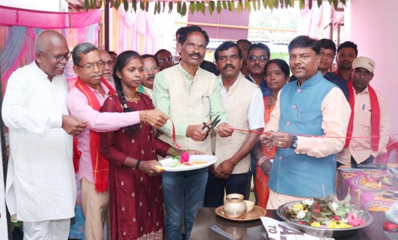 वन मंत्री श्री केदार कश्यप ने करपावंड में वनवासी सेवा भारती के नए सिलाई प्रशिक्षण केंद्र का उद्घाटन किया वन मंत्री श्री केदार कश्यप ने करपावंड में वनवासी सेवा भारती के नए सिलाई प्रशिक्षण केंद्र का उद्घाटन किया