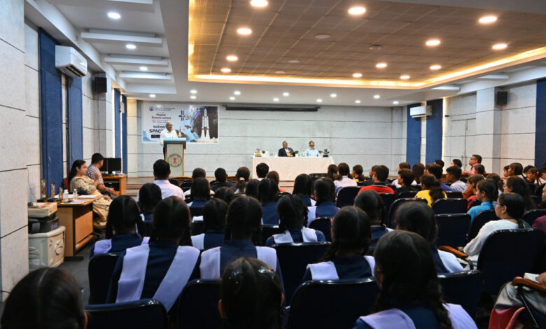 रायपुर : राष्ट्रीय अंतरिक्ष दिवस पर छत्तीसगढ़ रीजनल साइंस सेंटर में हुए विविध कार्यक्रम रायपुर : राष्ट्रीय अंतरिक्ष दिवस पर छत्तीसगढ़ रीजनल साइंस सेंटर में हुए विविध कार्यक्रम