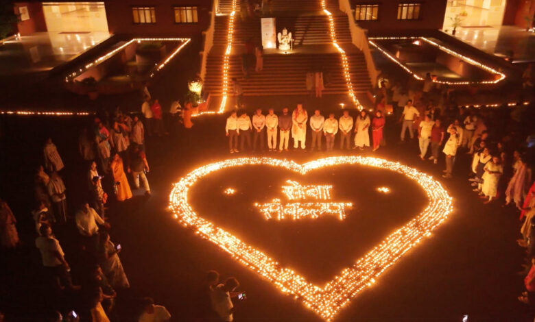 रायपुर : ‘आशीर्वाद का दीया’ से जगमगाया नवा रायपुर, एक लाख दीपों ने दिया सेवा और सहभागिता का संदेश रायपुर : ‘आशीर्वाद का दीया’ से जगमगाया नवा रायपुर, एक लाख दीपों ने दिया सेवा और सहभागिता का संदेश