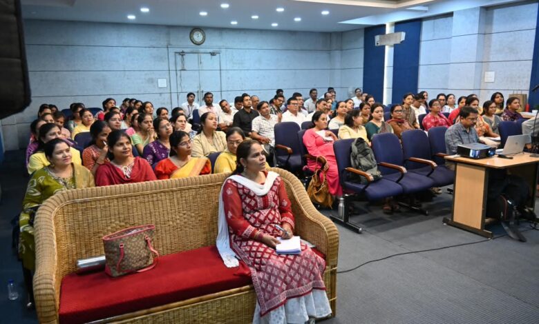 रायपुर : गणित के डर को आकर्षण में बदलने गतिविधि आधारित शिक्षण पर शिक्षकों को मिला व्यावहारिक प्रशिक्षण रायपुर : गणित के डर को आकर्षण में बदलने गतिविधि आधारित शिक्षण पर शिक्षकों को मिला व्यावहारिक प्रशिक्षण