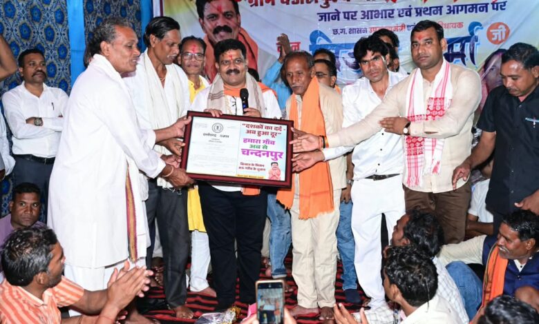 वर्षों पुरानी मांग पूरी, चंडालपुर बना ‘चंदनपुर’, राजपत्र लेकर गांव पहुंचे डिप्टी CM विजय शर्मा