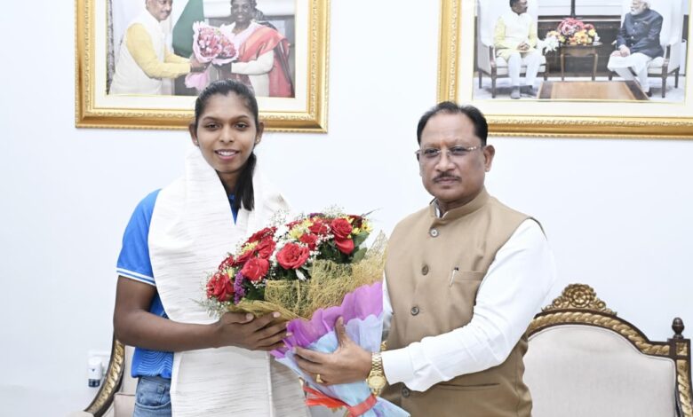 रायपुर : एशियन गेम्स की स्वर्ण पदक विजेता टीम की संजू देवी को मुख्यमंत्री श्री विष्णु देव साय ने 51 लाख रुपए की प्रोत्साहन राशि देने की घोषणा की रायपुर : एशियन गेम्स की स्वर्ण पदक विजेता टीम की संजू देवी को मुख्यमंत्री श्री विष्णु देव साय ने 51 लाख रुपए की प्रोत्साहन राशि देने की घोषणा की