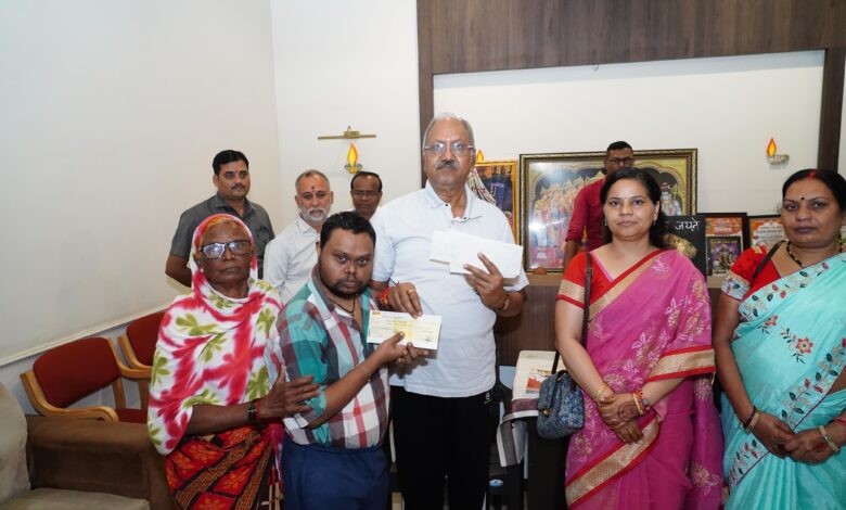 जरूरतमंदों को सांसद बृजमोहन अग्रवाल का संबल, 140 हितग्राहियों को बांटे 21 लाख रुपये के चेक