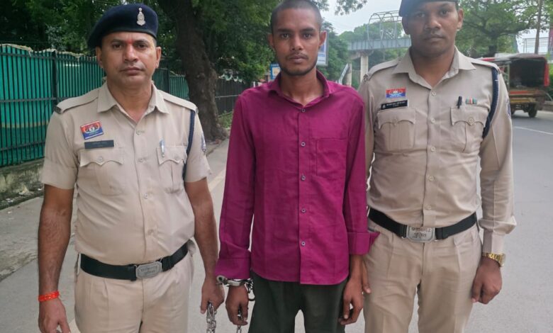 रायपुर महापौर के खिलाफ अश्लील टिप्पणी करने वाला आरोपी गिरफ्तार रायपुर महापौर के खिलाफ अश्लील टिप्पणी करने वाला आरोपी गिरफ्तार