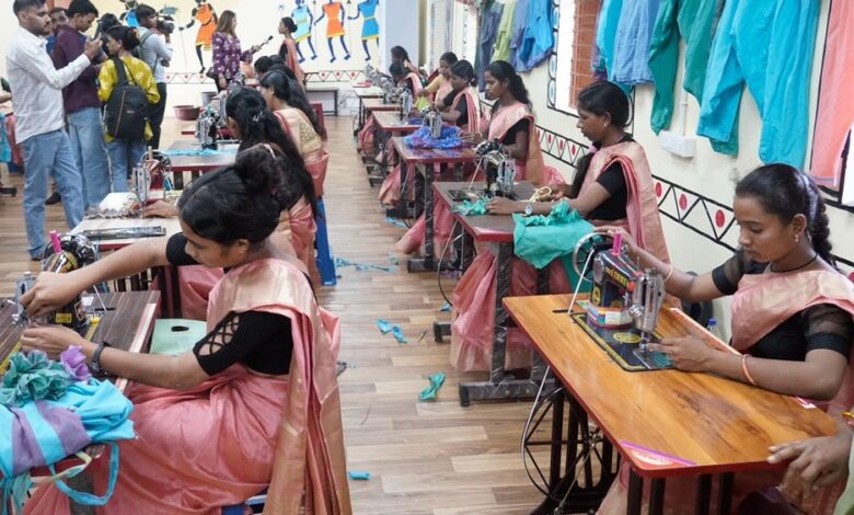 बदलते बस्तर की कहानी: दिल्ली के 43 इंफ्लुएंसर्स ने नेतानार में देखी शांति, आत्मनिर्भरता और विकास की तस्वीर