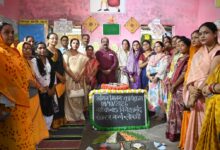 बच्चों के अंदर अपना बचपना ढूंढता हूं…’ : जमीन पर बैठकर बच्चों संग खेले श्री अरुण साव