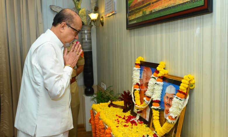 रायपुर : राज्यपाल श्री रमेन डेका ने महात्मा गांधी एवं लाल बहादुर शास्त्री को श्रद्धा सुमन अर्पित किए