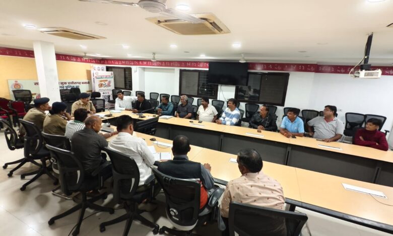 दीपावली से पहले रायपुर पुलिस की पटाखा कारोबारियों के साथ बैठक दीपावली से पहले रायपुर पुलिस की पटाखा कारोबारियों के साथ बैठक