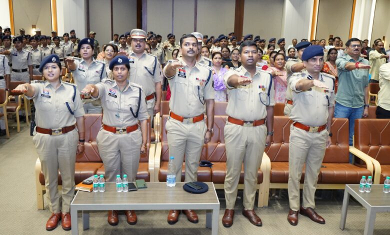 राष्ट्रीय एकता दिवस पर रायपुर पुलिस ने देखा एकता परेड का सीधा प्रसारण, ली एकता की शपथ21 थानों और पुलिस लाइन में हुआ आयोजन, राष्ट्रीय एकता दिवस पर रायपुर पुलिस ने देखा एकता परेड का सीधा प्रसारण, ली एकता की शपथ21 थानों और पुलिस लाइन में हुआ आयोजन,