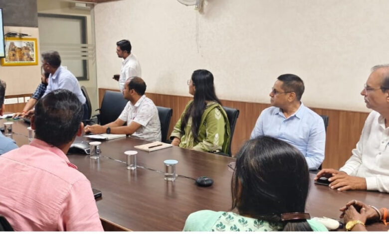 छत्तीसगढ़ में तेन्दूपत्ता संग्राहक परिवारों के लिए बड़ी राहत : राजमोहिनी देवी योजना के तहत 169 परिवारों को ₹2.42 करोड़ जारी छत्तीसगढ़ में तेन्दूपत्ता संग्राहक परिवारों के लिए बड़ी राहत : राजमोहिनी देवी योजना के तहत 169 परिवारों को ₹2.42 करोड़ जारी